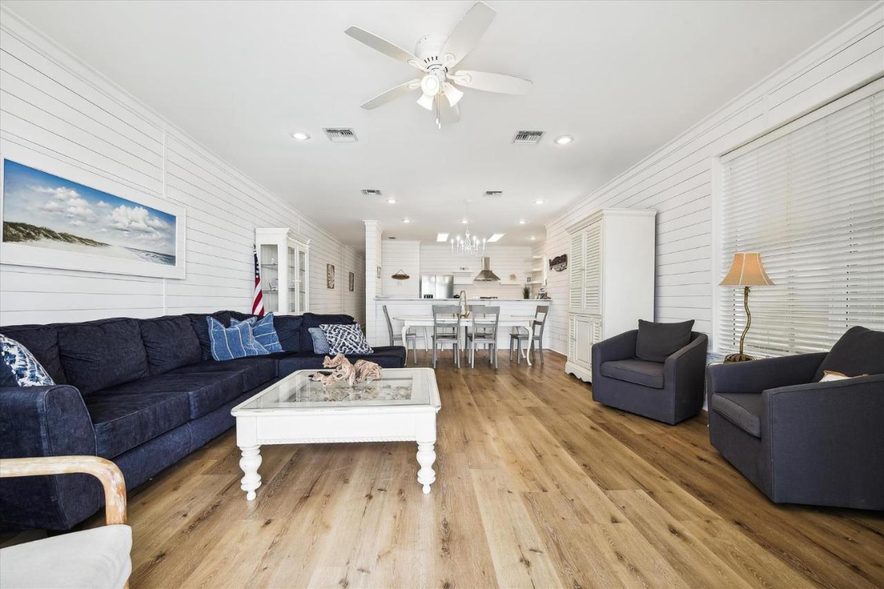 Holiday home Just Beachy - 5 Bedroom 5 Bathroom Front Home! Sleeps 20 *