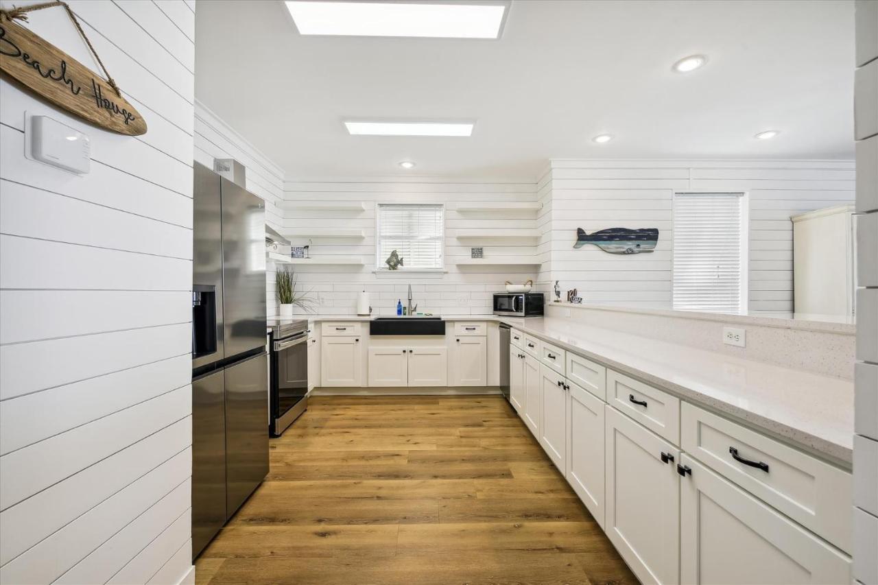 Just Beachy - 5 Bedroom 5 Bathroom Front Home! Sleeps 20 *