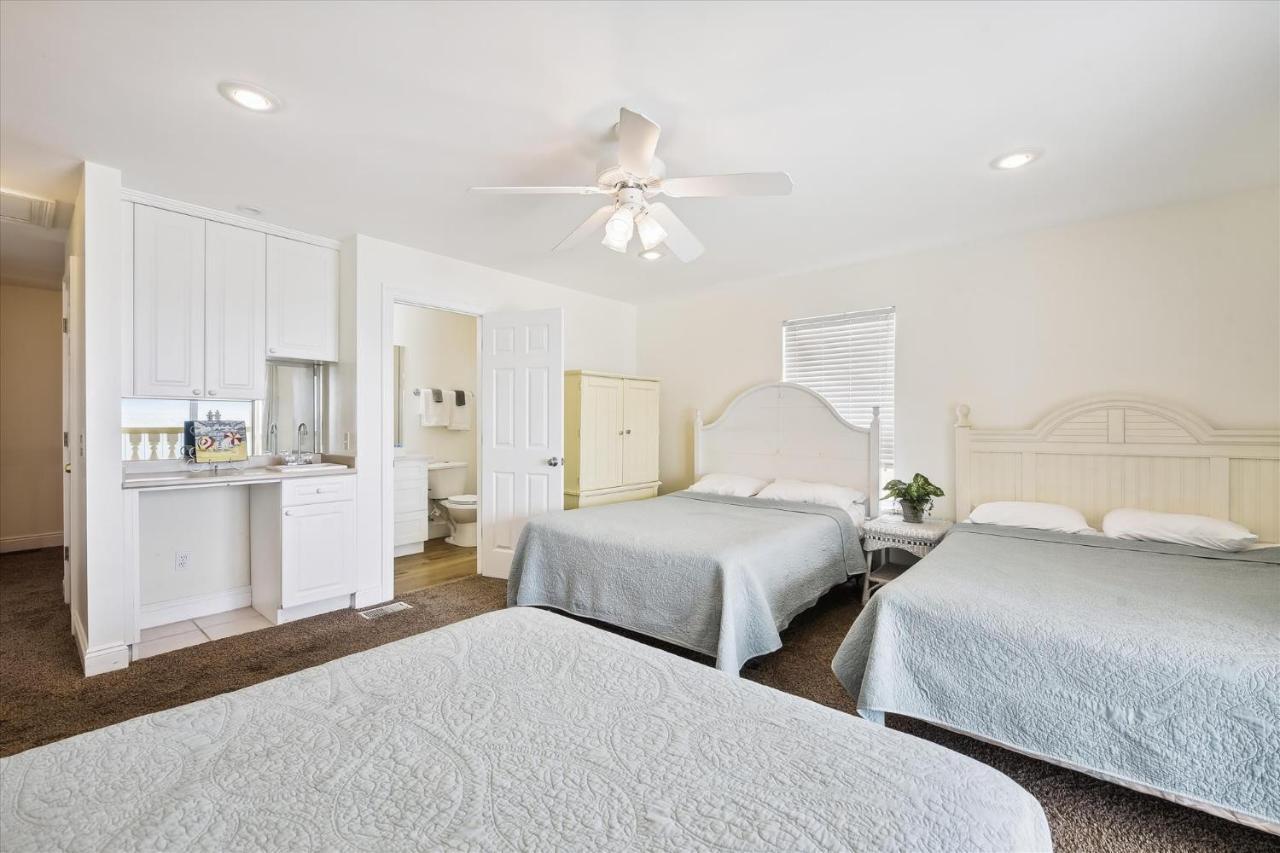 Just Beachy - 5 Bedroom 5 Bathroom Front Home! Sleeps 20 *